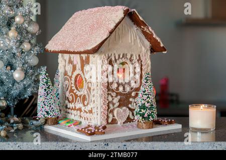 Maison en pain d'épice avec glaçage blanc et rose. Vue latérale horizontale paysage. Banque D'Images