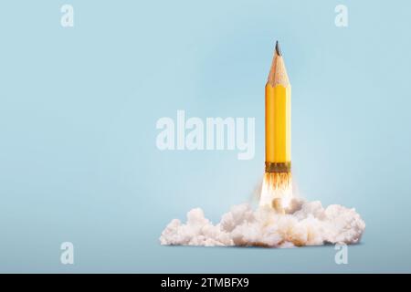 Creative Yellow Pencil décolle avec succès avec Smoke and Blast sur Un fond bleu, idée créative. Démarrage et développement, concept. Retour à Sch Banque D'Images