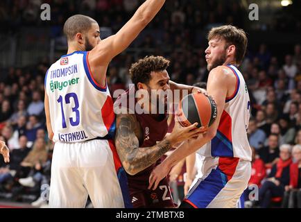 Elias Harris (Bayern Basketball, #20) wird geblockt. GER, FC Bayern Basketball vs. Anadolu Efes Istanbul, Basketball, Euroleague, saison 2023/2024, 20.12.2023, photo : Eibner-Pressefoto/Marcel Engelbrecht Banque D'Images