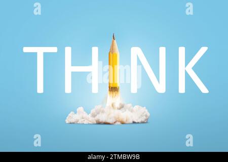 Réfléchissez, idée créative. Texte Think et Creative Pencil décollent avec Smoke and Blast sur Un fond bleu, concept. Pensez différemment et soyez Un leader. Banque D'Images