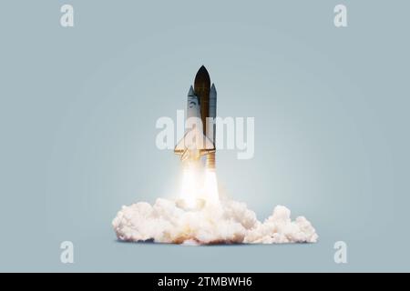 Creative Shuttle Rocket décolle avec succès avec Blast et Clouds of Smoke sur Un fond bleu, concept. Lancements de vaisseaux spatiaux, idée créative. Démarrer Banque D'Images