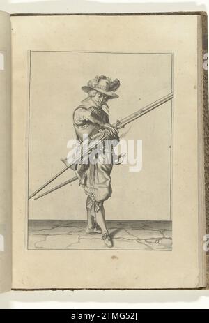 Soldat avec un mousquet qui transfère sa mèche de sa droite à sa main gauche (n° 15), ca. 1600, 1597 - 1608 Un soldat, à droite, qui tient un mousquet (un certain type d'arme à feu) et une furmeret (fourche de mousquet) avec sa main gauche (n° 15), ca. 1600. Il transmet la mèche brûlante de sa main droite à sa main gauche. Planche 15 dans la notice de manipulation du mousquet : Letter enseignement, sur les Pourtraitz Figurez, touchant le droit maniement du Mousquet. Partie des illustrations dans une édition française de J. de Gheyns Wapenhandelhe : J. de Gheyn, maniement d'armes, d'arquebus, Mousquetz et Piqu Banque D'Images