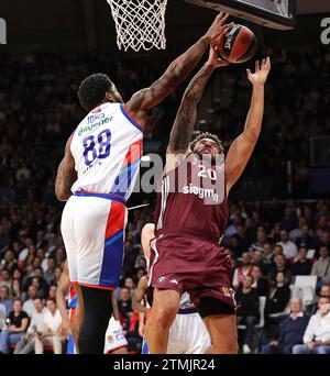 Tyrique Jones (Anadolu Efes Istanbul, #88) blockt Elias Harris (Bayern Basketball, #20). GER, FC Bayern Basketball vs. Anadolu Efes Istanbul, Basketball, Euroleague, saison 2023/2024, 20.12.2023, photo : Eibner-Pressefoto/Marcel Engelbrecht Banque D'Images