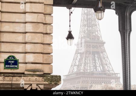 La Tour Eiffel depuis le pont de Bir Hakeim sous la pluie au début de l'hiver - Paris, France Banque D'Images