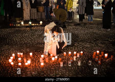 Munich, Allemagne. 20 décembre 2023. Palestine parle comme chaque mercredi organisé un rassemblement à Munich, en Allemagne, le 20 décembre 2023. Leurs revendications : ' mettre fin au génocide ' et ' mettre fin à l'apartheid israélien '. (Photo Alexander Pohl/Sipa USA) crédit : SIPA USA/Alamy Live News Banque D'Images