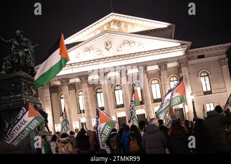 Munich, Allemagne. 20 décembre 2023. Palestine parle comme chaque mercredi organisé un rassemblement à Munich, en Allemagne, le 20 décembre 2023. Leurs revendications : ' mettre fin au génocide ' et ' mettre fin à l'apartheid israélien '. (Photo Alexander Pohl/Sipa USA) crédit : SIPA USA/Alamy Live News Banque D'Images