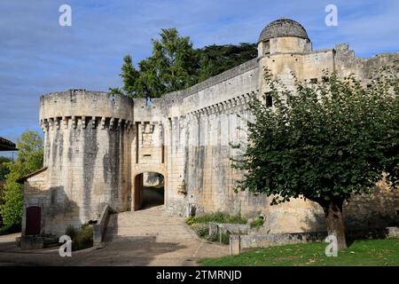 L'entrée et le rempart du château fort des Bourdeilles en Périgord Vert. Histoire, architecture, patrimoine et tourisme. Bourdeilles, Périgord, Dor Banque D'Images