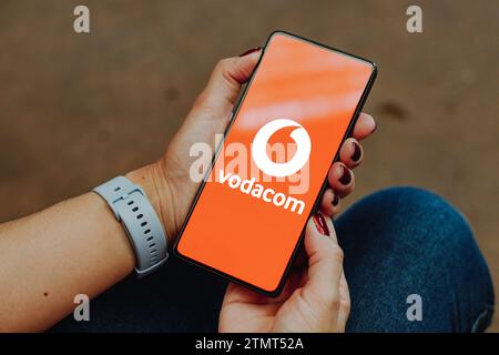 Sur cette photo, le logo Vodacom est affiché sur l'écran d'un smartphone. Banque D'Images