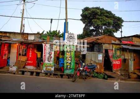 Une moto est emballée devant un salon de coiffure local dans le bidonville de Kibera, Nairobi. Une vue à travers la vie quotidienne à Kibera actuellement le plus grand bidonville d’Afrique Banque D'Images