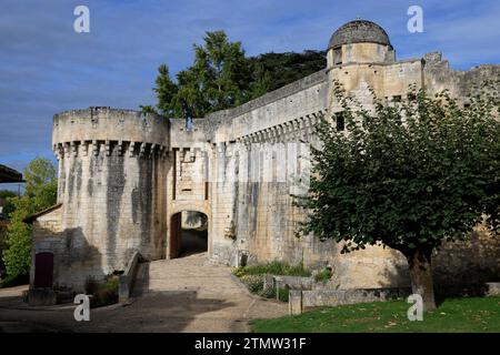 L'entrée et le rempart du château fort des Bourdeilles en Périgord Vert. Histoire, architecture, patrimoine et tourisme. Bourdeilles, Périgord, Dor Banque D'Images