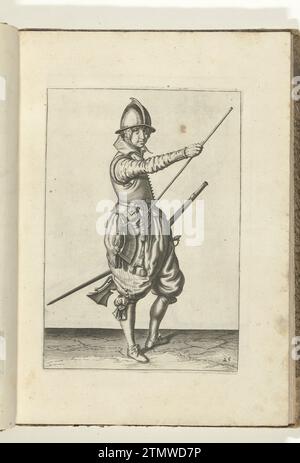 Soldat avec un gouvernail qui glisse sa main droite au bout de sa commode (n° 25), ca. 1600, 1597 - 1608 Un soldat, à droite, qui tient un gouvernail (un certain type d'arme à feu) avec sa main gauche sur sa cuisse gauche et amène sa main droite à l'extrémité de son bâton de chargement, qu'il a appuyé contre son côté droit (n° 25), vers 1600. Planche 25 dans la notice de manipulation de la barre : Letter enseignement, sur la représentation des Figures, du droit maniement de l'Harquebuse. Partie des illustrations dans une édition française de J. de Gheyns Wapenhandelhe : J. de Gheyn, maniement d'A Banque D'Images