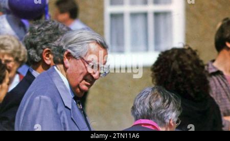 Denis Healey MP (1917-2015), politicien travailliste britannique qui a été chancelier de l'Échiquier à partir de 1974-1979 et ministre de la Défense de 1964-1970. On le voit ici assister à une réunion publique. Banque D'Images