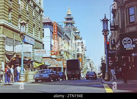 Grant Avenue dans le Chinatown de San Francisco dans les années 1970 C'est l'une des plus anciennes rues de San Francisco USA. Banque D'Images