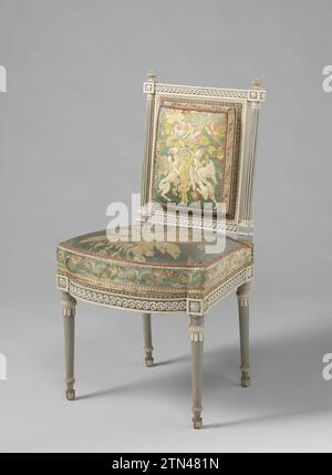 Stoel Kops-Amoublement, Anonyme, c. 1793 - C. 1795 chaise couverte, faisant partie du Kopseublement, en bois de hêtre peint blanc bleu gris et reposant sur des pieds coniques. Les règles de siège et les appuis de la fenêtre arrière, avec des colonnes canalisées toscanes comme arrière-styles, montrent un pneu tressé poignardé avec des rosettes. Terminer avec des rosettes et des feuilles d'acanthe. Le rembourrage présente des motifs floraux sur un sol satiné bleu clair ; maintenu sur le dos par des griffons. Commandé pour le bâtiment Nieuwe Gracht 74, Haarlem. VOIR : BK-15615-A/P ; BK-15614 ; BK-15616-A/B. Travailleur du meuble : Low CountriesConcepteur : bois d'Amsterdam (matière végétale). beec Banque D'Images