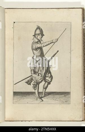 Soldat avec un gouvernail qui glisse sa main droite jusqu'au bout de son fromage (n° 28), ca. 1600, 1597 - 1608 Un soldat, à droite, qui tient un gouvernail (un certain type d'arme à feu) avec sa main gauche sur sa cuisse gauche et amène sa main droite au bout de son fromage, qu'il a appuyé contre son côté droit (n° 28), vers 1600. Planche 28 dans la notice de manipulation de la barre : Letter enseignement, sur la représentation des Figures, du droit maniement de l'Harquebuse. Partie des illustrations dans une édition française de J. de Gheyns Wapenhandelhe : J. de Gheyn, maniement d'armes, d'Arquebuse Banque D'Images