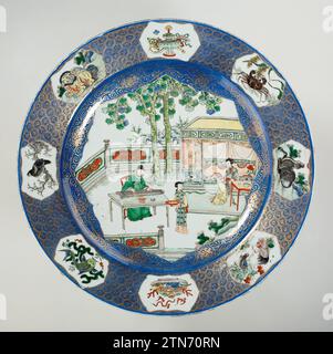 Plat avec poudré bleu et figures sur une terrasse, anonyme, c. 1700 - c. 1720 soucoupe en porcelaine avec mur surélevé et bord incliné, décorée en bleu glacé et sur le glaçage bleu, rouge, vert, jaune, aubergine, noir et or. Le devant du plat est recouvert de bleu pouddré (bleu poudre) avec un grand champ festonné rempli de trois personnes sur une terrasse clôturée avec des rochers et deux arbres, un érudit à une table jouant sur un qin, une femme assise à une table en face d'un lit, un serviteur avec un bol sur un plateau ; le mur avec une décoration d'or sur le bleu avec des pailles de fleurs et des vrilles ; Th Banque D'Images