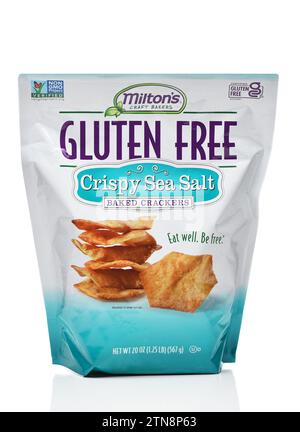 IRVINE, CALIFORNIE - 20 décembre 2023 : un sac de miltons gluten Free Crispy Sea Salt crackers cuits au four. Banque D'Images