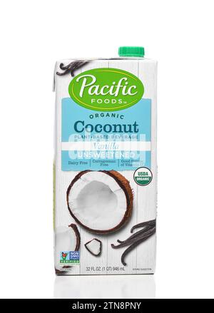 IRVINE, CALIFORNIE - 20 décembre 2023 : Pacific Foods Organic Coconut Plant-based Beverage, Vanilla. Banque D'Images