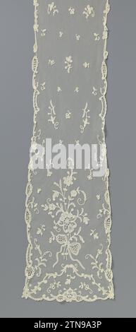 Capslip du côté de l'application avec cravate, anonyme, c. 1906 - c. 1918 côté de l'application barbe, canette et quelques détails dans le côté de l'aiguille appliqué sur tulle mécanique. Quadrillage de petites et grandes branches de feuilles se dresse en rangées dans une fondation rectangulaire, dont les extrémités sont légèrement plus larges. Dans les extrémités droites, au-dessus d'une «colline» de C-Voluten, il y a un trait de branches de fleurs, reliées entre elles par un arc ajouré. Dans le bord légèrement festonné, il y a quelques médaillons avec des travaux de grille (côté aiguille). La Haye (éventuellement) lin (matériel) application côté barbe, canette et quelques détails dans l'aiguille si Banque D'Images