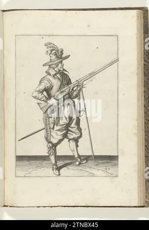 Soldat de garde tenant son mousquet sur son côté droit incliné vers le haut, son doigt sur le tracteur (n° 37), ca. 1600, 1597 - 1608 Un soldat en garde, à droite, à droite, tenant un mousquet (un certain type d'arme à feu) sur son côté droit, son doigt droit sur le tracteur, sa main gauche autour de la fourche du Furket (fourche du mousquet) sur laquelle la boucle, incliné vers le haut , repos (n° 37), env. 1600. Dans sa main gauche aussi une mèche brûlante. Planche 37 dans la notice de manipulation du mousquet : Letter enseignement, sur les Pourtraitz Figurez, touchant le droit maniement du Mousquet. Une partie de l'illustr Banque D'Images