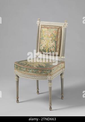Stoel Kops-Amoublement, Anonyme, c. 1793 - C. 1795 chaise couverte, faisant partie du KopsEublement, en bois de hêtre peint blanc et gris bleu et reposant sur des pieds coniques. Les règles de siège et les appuis de la fenêtre arrière, avec des colonnes canalisées toscanes comme arrière-styles, montrent un pneu tressé poignardé avec des rosettes. Terminer avec des rosettes et des feuilles d'acanthe. Le rembourrage présente des motifs floraux sur un sol satiné bleu clair, maintenu sur le dos par des griffons. Commandé pour le bâtiment Nieuwe Gracht 74, Haarlem. VOIR BK-15615-A/P, BK-15614, BK-15616-A/B. Travailleur du meuble : NetherlandsConcepteur : bois d'Amsterdam (matière végétale). soyez Banque D'Images