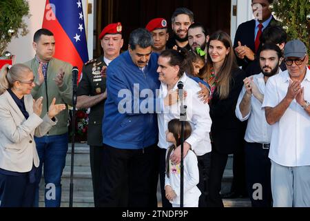 Caracas, Venezuela. 20 décembre 2023. Nicolás Maduro (4e à partir de la gauche), président du Venezuela, salue Alex Saab (M), homme d'affaires colombien. Le gouvernement du président américain Joe Biden a libéré de prison un confident du chef de l'Etat vénézuélien Maduro. (À dpa 'échange de prisonniers avec le Venezuela - USA libère Maduro confident ') crédit : Jesus Vargas/dpa/Alamy Live News Banque D'Images