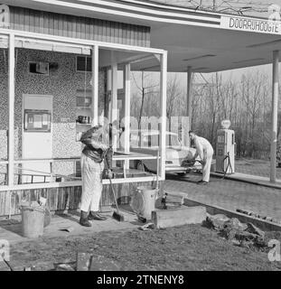 Coffre-fort explosé dans la station d'essence sur le Rijksweg près d'Utrecht, des éclats de verre des fenêtres cassées sont balayés ensemble ca. 17 avril 1964 Banque D'Images