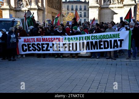 Marseille, France. 17 décembre 2023. Les manifestants palestiniens tiennent une bannière avec des inscriptions "arrêtez le massacre à Gaza et au Cisjordanien" et "cessez-le-feu immédiatement" pendant la manifestation contre la guerre en Palestine. (Photo Gerard Bottino/SOPA Images/Sipa USA) crédit : SIPA USA/Alamy Live News Banque D'Images