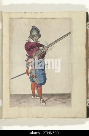 Soldat avec un gouvernail qui transfère sa mèche de sa droite à sa main gauche (n° 14), ca. 1600, 1597 - 1608 Un soldat, après, à droite, qui tient un gouvernail (un certain type d'arme à feu) de sa main gauche (n° 14), ca. 1600. Il transmet la mèche brûlante de sa main droite à sa main gauche. Plaque 14 dans les instructions pour la manipulation de la barre : Shorte instruction sur les contrefaits, touchant la bonne utilisation des calivers. Partie des illustrations dans une édition anglaise de J. de Gheyns Weapons Handelhe : J. de Gheyn, l'exercice d'armes pour calibres, mousquettes et pikes après l'ordre de Banque D'Images