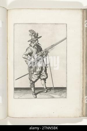 Soldat de garde tenant son mousquet sur son côté droit incliné vers le haut, son doigt sur le tracteur (n° 37), ca. 1600, 1597 - 1607 Un soldat en garde, à droite, à droite, tenant un mousquet (un certain type d'arme à feu) sur son côté droit, son doigt droit sur le tracteur, sa main gauche autour de la fourche du Furket (fourche du mousquet) sur laquelle la boucle, incliné vers le haut , repos (n° 37), env. 1600. Dans sa main gauche aussi une mèche brûlante. Planche 37 dans les instructions pour la manipulation du mousquet : Corte Initiation sur l'image Figuerliicke, tant agaet le droit Ghebruyck vant Musquet. Une partie de l'illu Banque D'Images