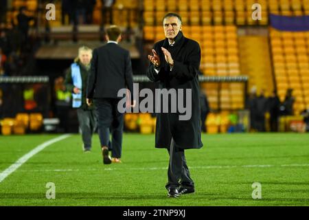 Burslem, Royaume-Uni, 19 décembre 2023. L'ancien joueur de Port Vale Bernie Slaven reconnaît un stand de chemin de fer rempli (fans à domicile) comme l'hôte des Valiants Middlesbrough dans la Carabao Cup Quarter final Credit : TeeGeePix/Alamy Live News Banque D'Images