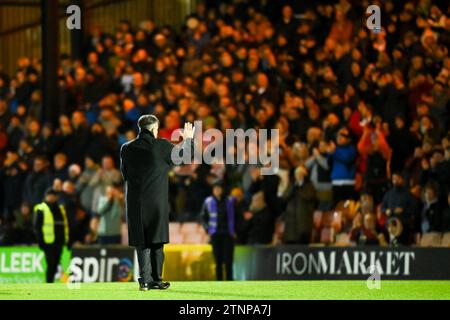 Burslem, Royaume-Uni, 19 décembre 2023. Bernie Slaven, ancien joueur de Port Vale, reconnaît un stand de Hamil Road rempli en tant qu'hôte des Valiants Middlesbrough dans le Quarter final de la Carabao Cup Credit : TeeGeePix/Alamy Live News Banque D'Images