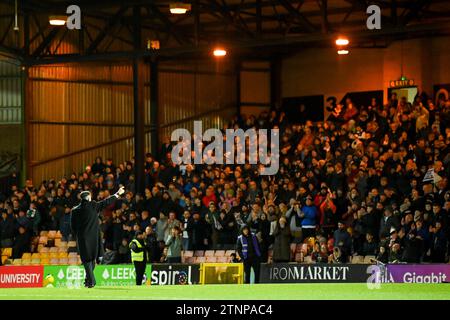 Burslem, Royaume-Uni, 19 décembre 2023. Bernie Slaven, ancien joueur de Port Vale, reconnaît un stand de Hamil Road rempli en tant qu'hôte des Valiants Middlesbrough dans le Quarter final de la Carabao Cup Credit : TeeGeePix/Alamy Live News Banque D'Images