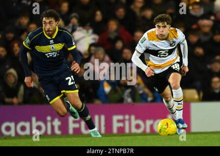 Burslem, Royaume-Uni, 19 décembre 2023. Oli Arblaster, prêté par Sheffield United, est photographié (à droite) aux côtés de Matt Crooks (à gauche) lors de l'égalité de quart de finale de la Carabao Cup de Port Vale à domicile avec Middlesbrough. Crédit : TeeGeePix/Alamy Live News Banque D'Images