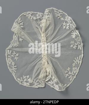 Jabot du côté de l'application avec le bord de branche de fleur, c. 1910 - c. 1930 Jabot du côté de l'application de couleur naturelle : côté aiguille appliqué sur la machine Tulle. Le jabot est fait d'un morceau de tulle de forme ovale, qui est fortement ridé au milieu. Le bord légèrement festonné est toujours surcontraint par une branche de fleur incurvée. Chaque branche est de fines feuilles et quelques plus petites et une plus grande fleur. Belgique lin (matériel) Jabot de couleur naturelle côté application : côté aiguille appliqué sur machine Tulle. Le jabot est fait d'un morceau de tulle de forme ovale, qui est fortement ridé dans le milieu Banque D'Images