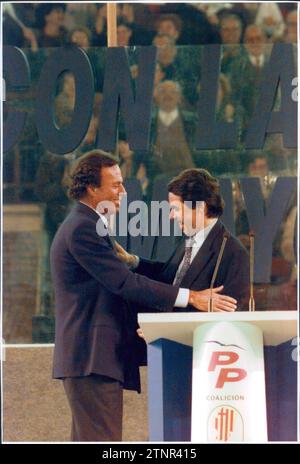 02/28/1996.- rassemblement de José María à Saragosse. Julio Iglesias a assisté à l'événement, qui a pris le temps dans son agenda de se rendre à Saragosse et de soutenir le leader populaire. Crédit : Album / Archivo ABC / Miguel Berrocal Banque D'Images