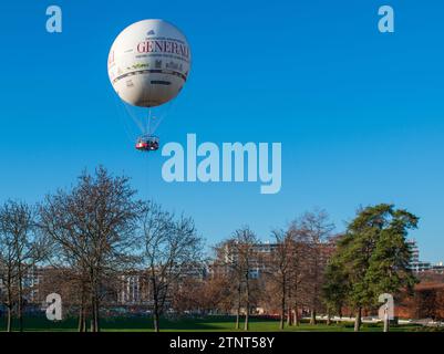 Paris, France - 12 17 2023 : la montgolfière Generali dans le parc André Citroën à Paris Banque D'Images