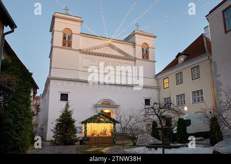 Ancienne cathédrale antique de St Pierre et Paul en décembre avant Noël, Tallinn, Estonie. Banque D'Images