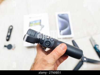 POV d'une main masculine tenant le nouveau DJI Osmo Mobile 6, un cardan semi-professionnel pour une meilleure stabilité vidéo Banque D'Images