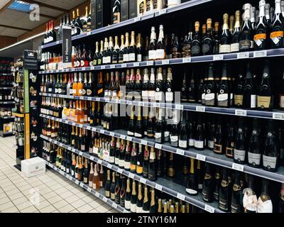 Paris, France - 10 novembre 2023 : vue latérale des étagères prêtes à l'emploi dans un supermarché, approvisionné avec une gamme de champagne, prosecco et crémant, de Budg Banque D'Images