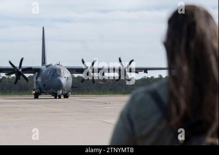 L'aviateur principal de l'US Air Force Seth Davidson, un aviateur de missions spéciales du 73rd Special Operations Squadron, émerge d'un AC-130J Ghostrider habillé en Père Noël et fait des vagues aux spectateurs lors d'un événement de vacances d'unité à Hurlburt Field, Floride, le 15 décembre 2023. Le 73e SOS a profité de cet événement pour améliorer le moral et favoriser des relations positives entre les aviateurs et leurs familles. (Photo de l'US Air Force par le sergent d'état-major Amanda A. Flower) Banque D'Images