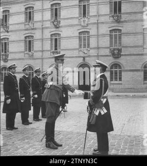 12/11/1959. Livraison des dépêches terrestres, maritimes et aériennes au prince Juan Carlos de Borbón à l'Académie militaire générale de Saragosse. Dans l'image, Don Juan Carlos reçoit le poste d'enseigne des mains du vice-amiral petit-fils Antúnez. Crédit : Album / Archivo ABC / Teodoro Naranjo Domínguez Banque D'Images