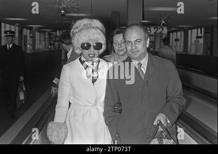 Jopsepine Baker arrive à Schiphol pour présenter le programme de l'UNICEF ce soir ca. 14 décembre 1972 Banque D'Images