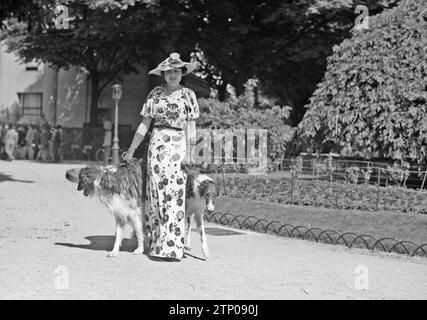 Femme avec deux chiens dans le Bois de Boulogne ca. Juin 1936 Banque D'Images