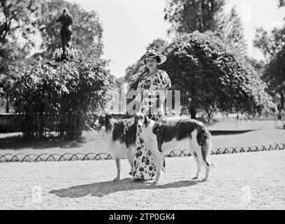 Femme avec deux chiens dans le Bois de Boulogne ca. Juin 1936 Banque D'Images