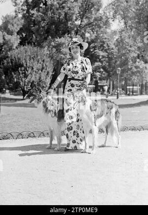 Femme avec deux chiens dans le Bois de Boulogne ca. Juin 1936 Banque D'Images