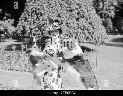 Femme avec deux chiens dans le Bois de Boulogne ca. Juin 1936 Banque D'Images