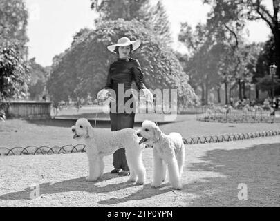 Femme avec deux chiens dans le Bois de Boulogne ca. Juin 1936 Banque D'Images