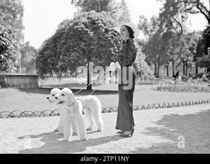 Femme avec deux chiens dans le Bois de Boulogne ca. Juin 1936 Banque D'Images