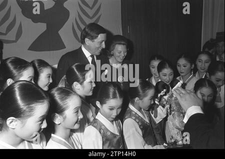 La Princesse Beatrix et le Prince Claus assistent des artistes à l'UNICEF dans le bâtiment du Congrès néerlandais à la Haye ca. 14 décembre 1972 Banque D'Images